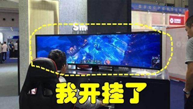 如果使用39英寸的曲面超大显示器，在游戏中简直就是一种视觉优
