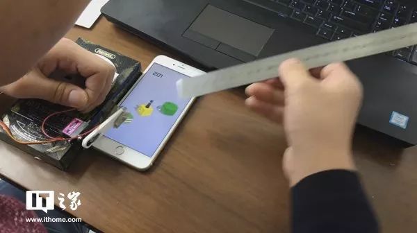 程序员叫你正确玩耍微信小程序游戏跳一跳